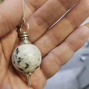 Pendule Sphère "Pierre de lune papillon" (Labradorite Blanche)