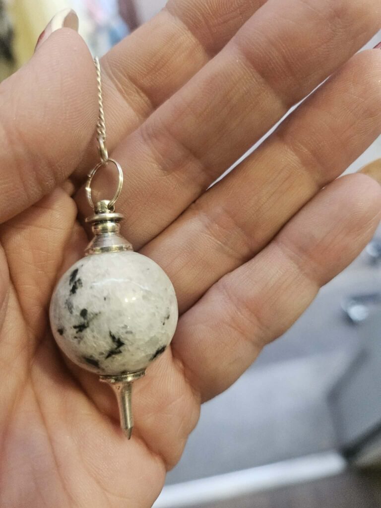 Pendule Sphère "Pierre de lune papillon" (Labradorite Blanche)